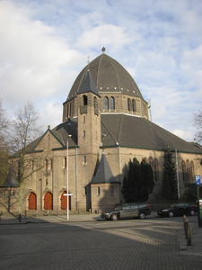 902975 Gezicht op de St.-Aloysiuskerk (Adriaen van Ostadelaan 2) te Utrecht, vanuit de Boomstraat.